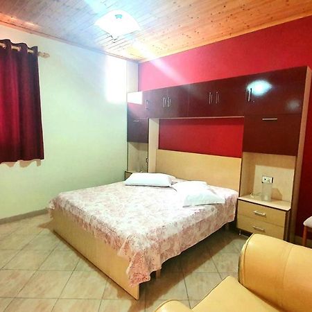 A Cheerful Villa With Free Parking Space Tiranë Ngoại thất bức ảnh