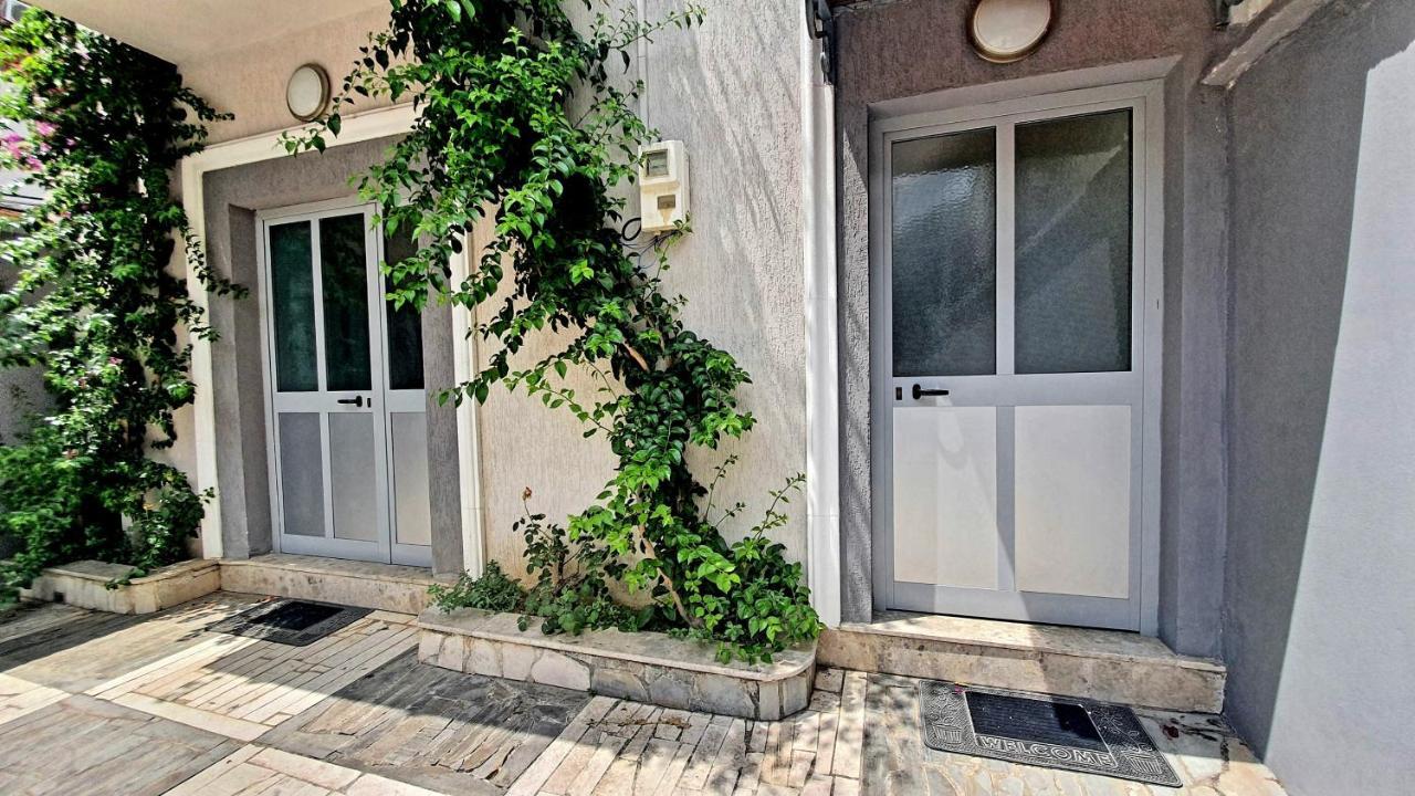A Cheerful Villa With Free Parking Space Tiranë Ngoại thất bức ảnh